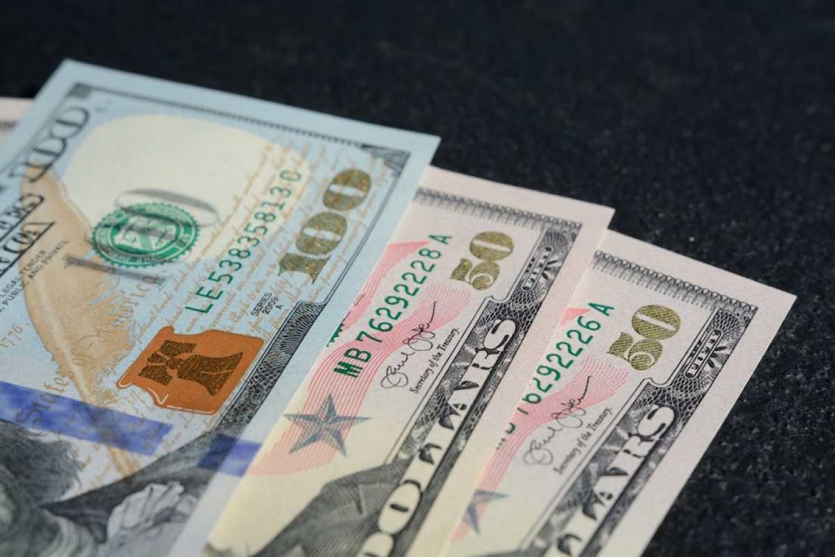 Курс доллар снизился перед выходными в Казахстане