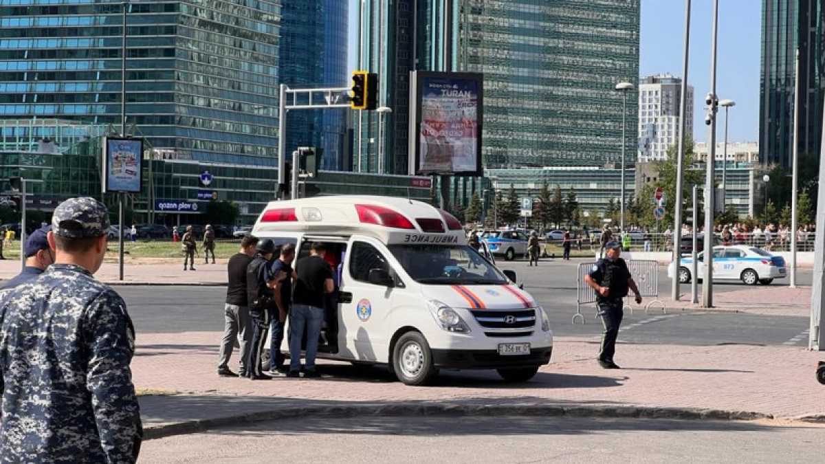 Стало известно о состоянии заложниц с отделения банка в Астане