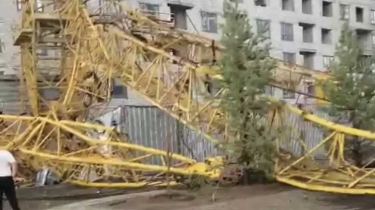 Башенный кран упал на стройплощадке в Астане