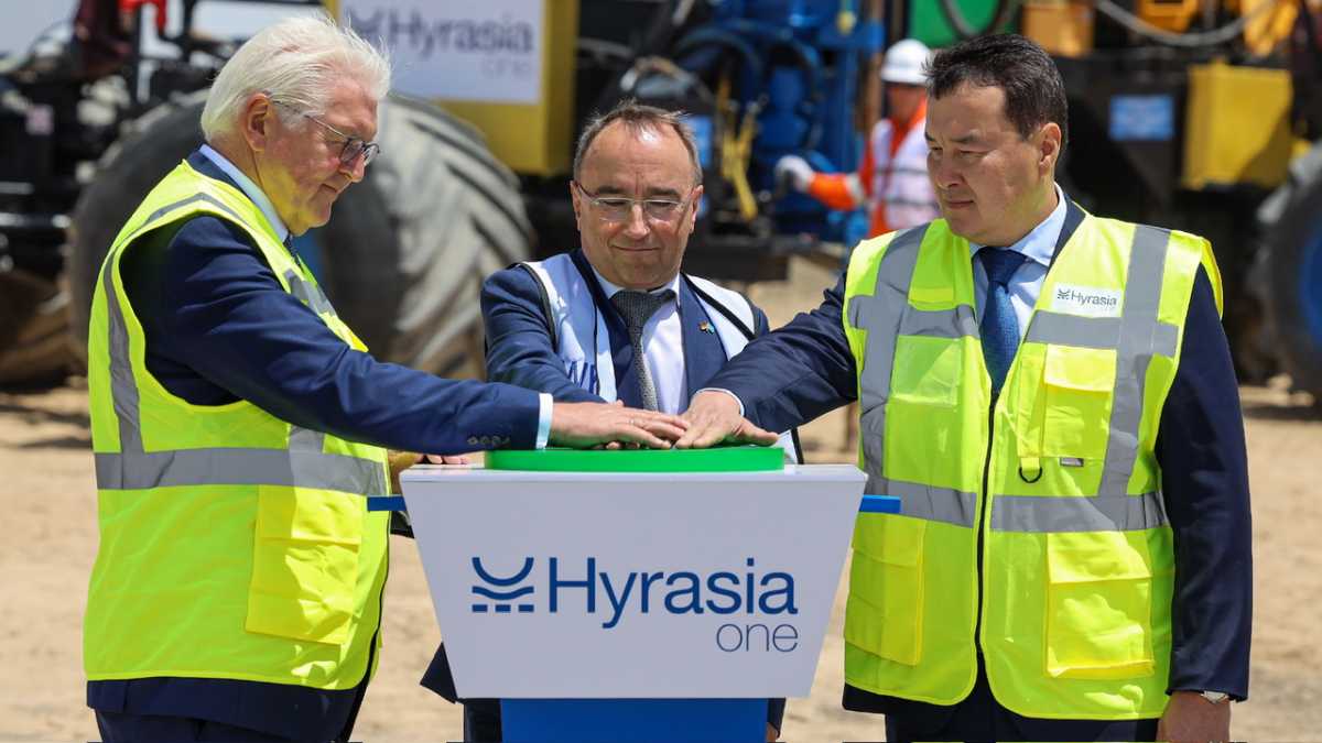 Штайнмайер и Смаилов дали старт бурению в рамках строительства завода по производству «зелёного» водорода в Мангистауской области