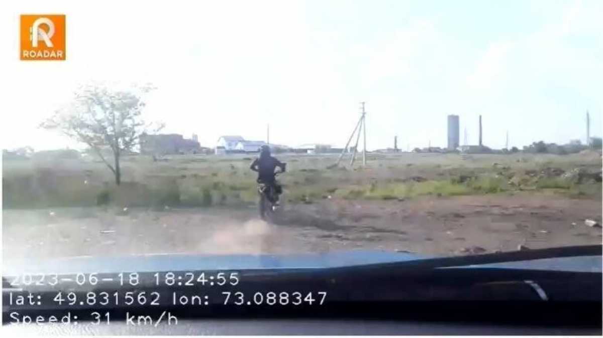 Мотоциклист без прав пытался скрыться от полиции в Караганде