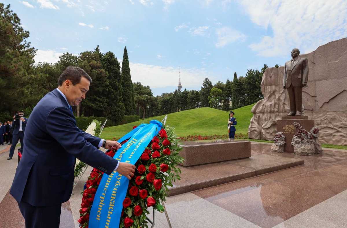 Алихан Смаилов возложил цветы к месту захоронения Гейдара Алиева в Баку