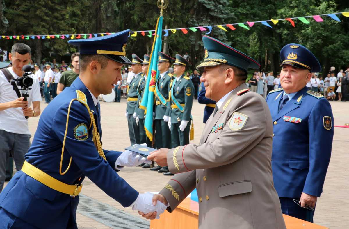 В Алматы выпускники военного вуза Минобороны получили дипломы