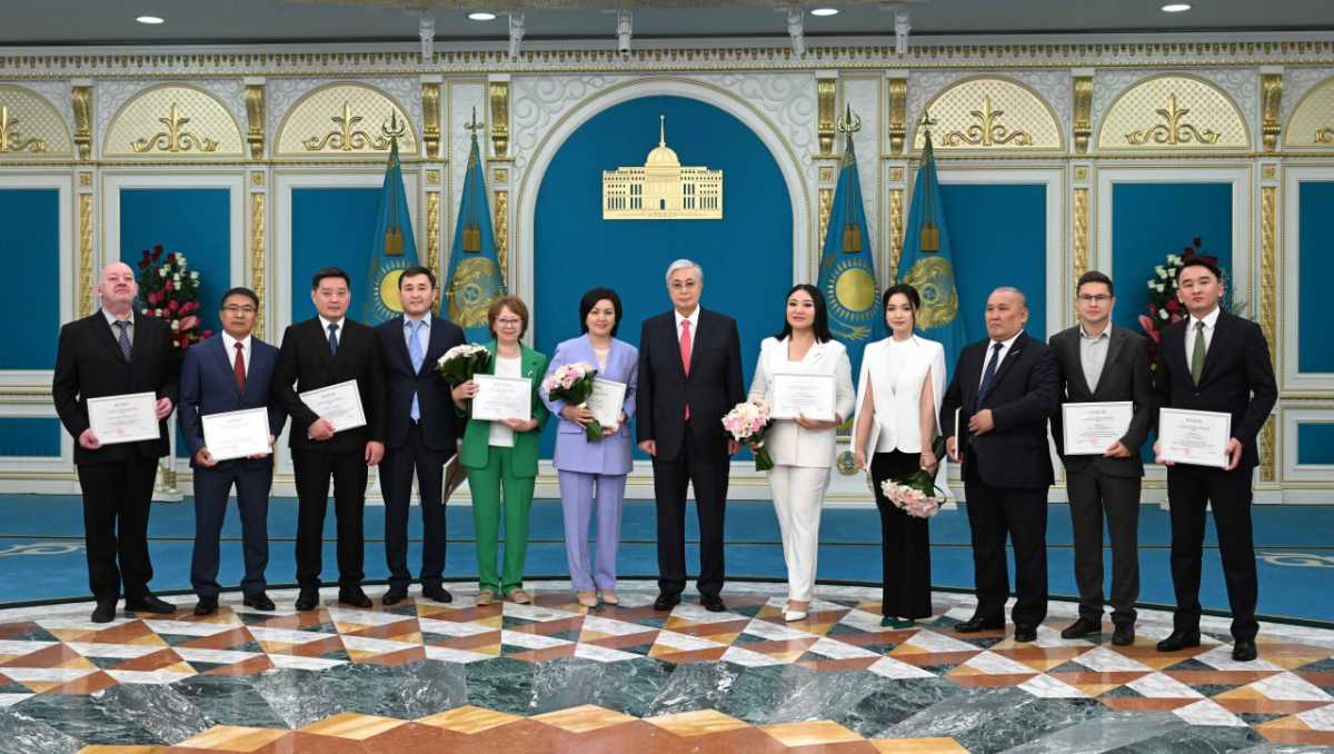 Токаев вручил казахстанским журналистам премии и гранты