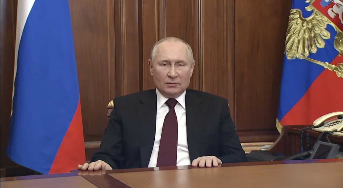 Путин начал обращение к военнослужащим в Кремле