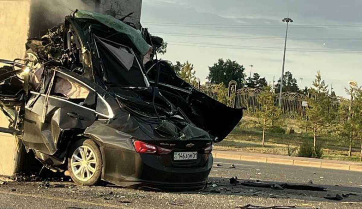 Автомобиль влетел в столб LRT в Астане: водитель погиб на месте