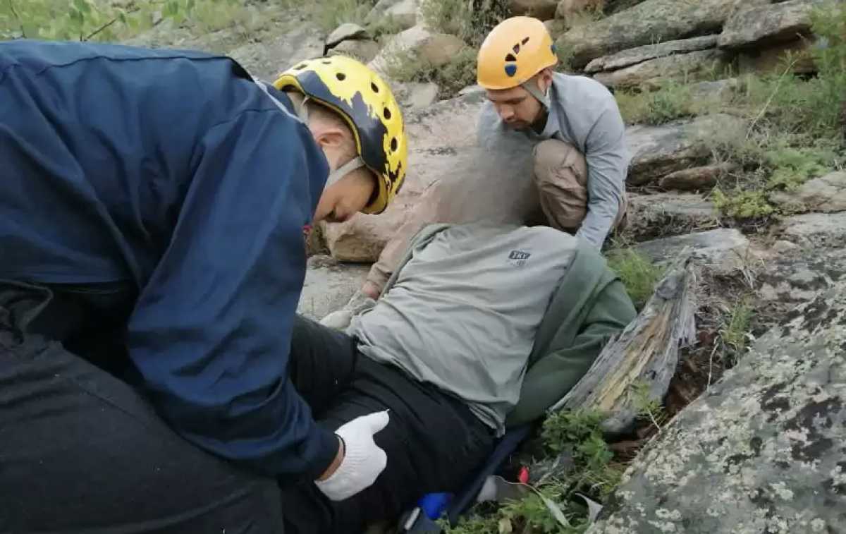 В Павлодарской области спасатели спустили с горы сломавшего ногу туриста