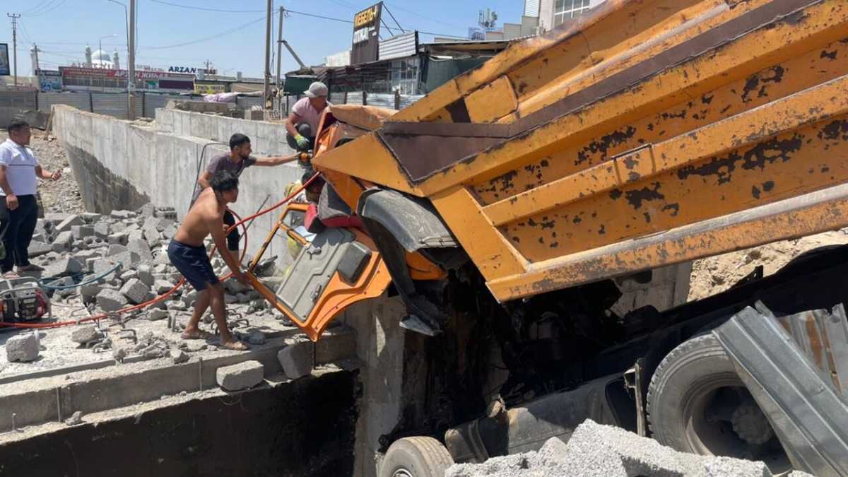 Зажатого в автомобиле мужчину спасли в Шымкенте