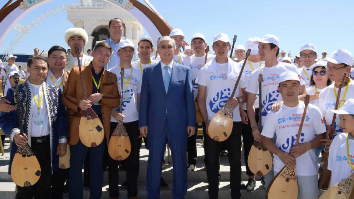 С Национальным днем домбры поздравил казахстанцев Токаев