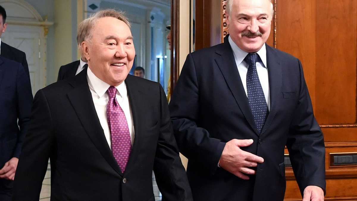 Лукашенко поздравил Назарбаева с днем рождения