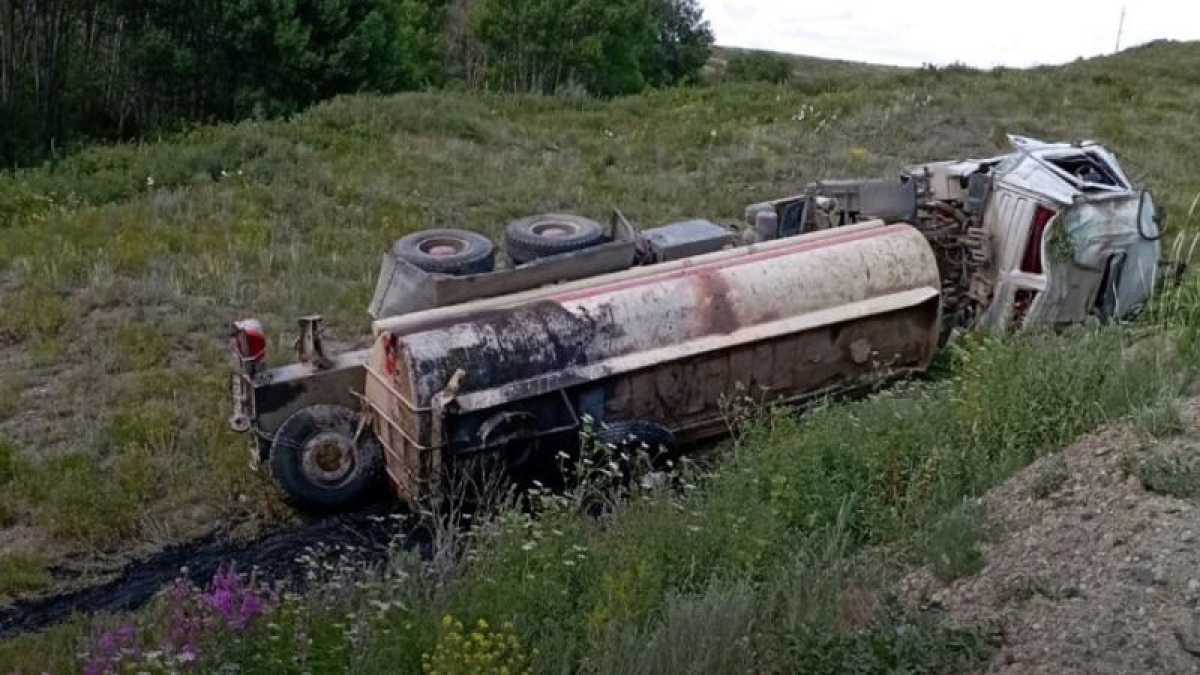 В ВКО перевернулся грузовик с 23 тоннами серной кислоты