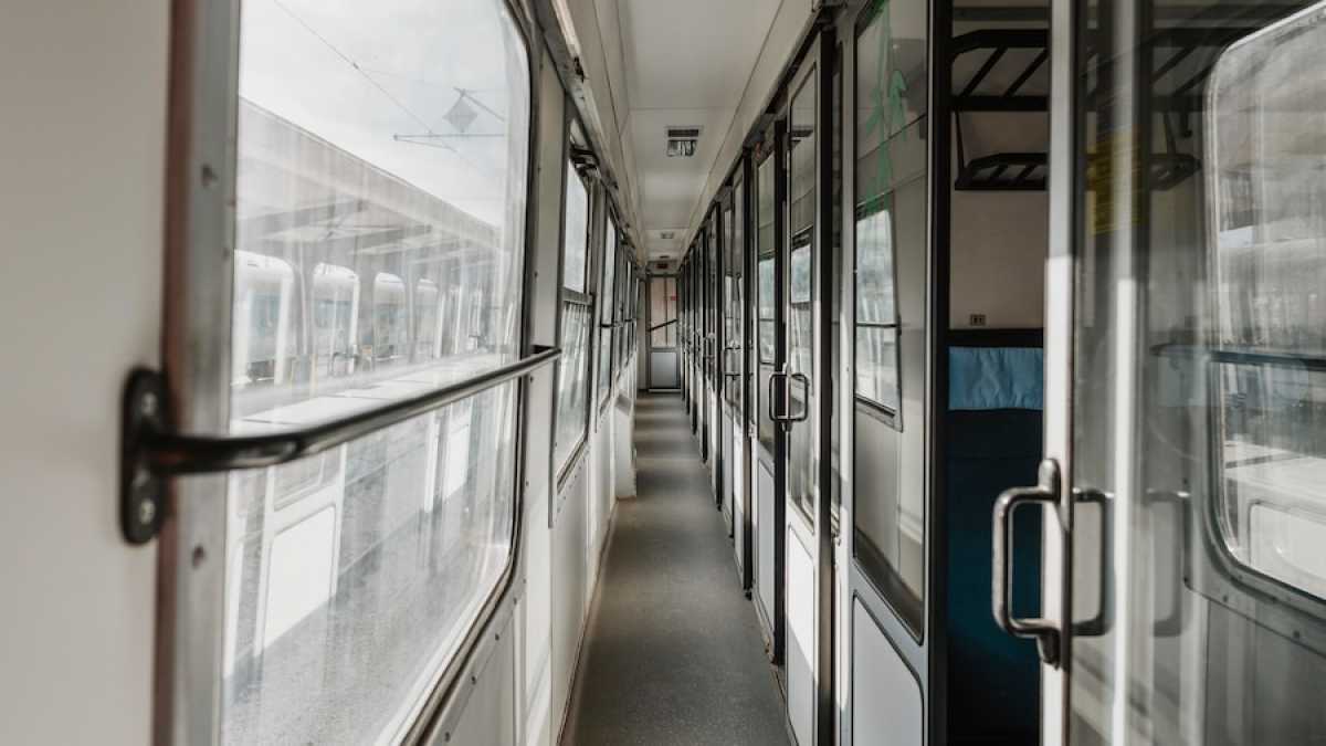Доверенность на поездку ребёнка без родителей на поезде отменили в Казахстане