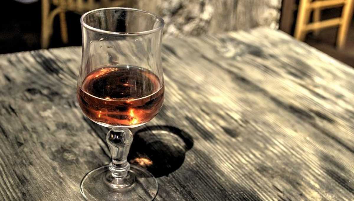 Минимальные розничные цены на коньяк и водку официально повысили в Казахстане