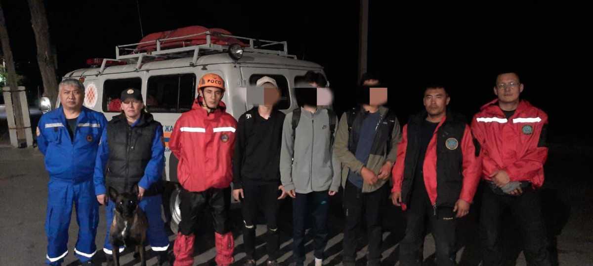 В горах Алматы спасатели помогли трём подросткам вернуться домой