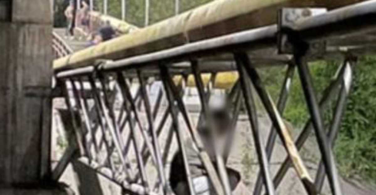 Мужчина хотел спрыгнуть с моста в Алматинской области