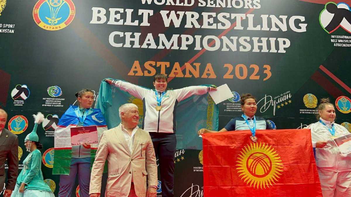 Казахстанская девушка-полицейский стала победителем ЧМ по борьбе на поясах