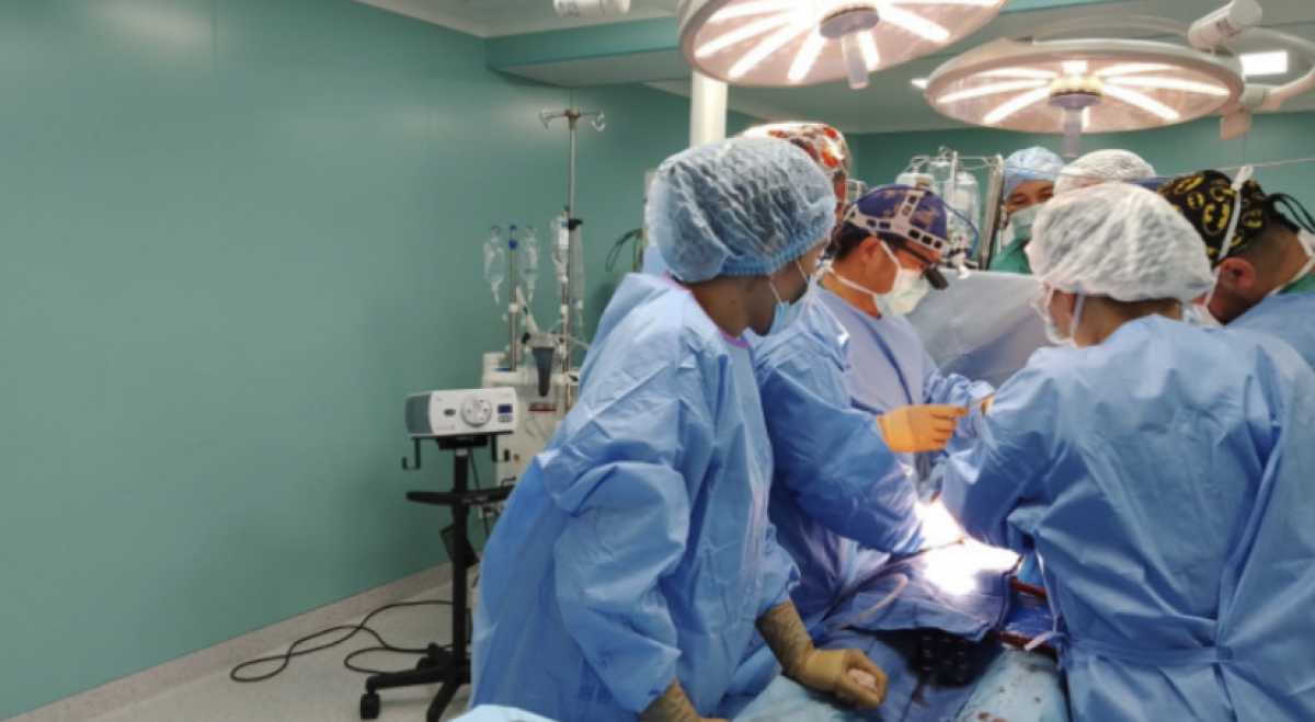 В Алматы сердце 53-летней женщины пересадили 23-летнему парню