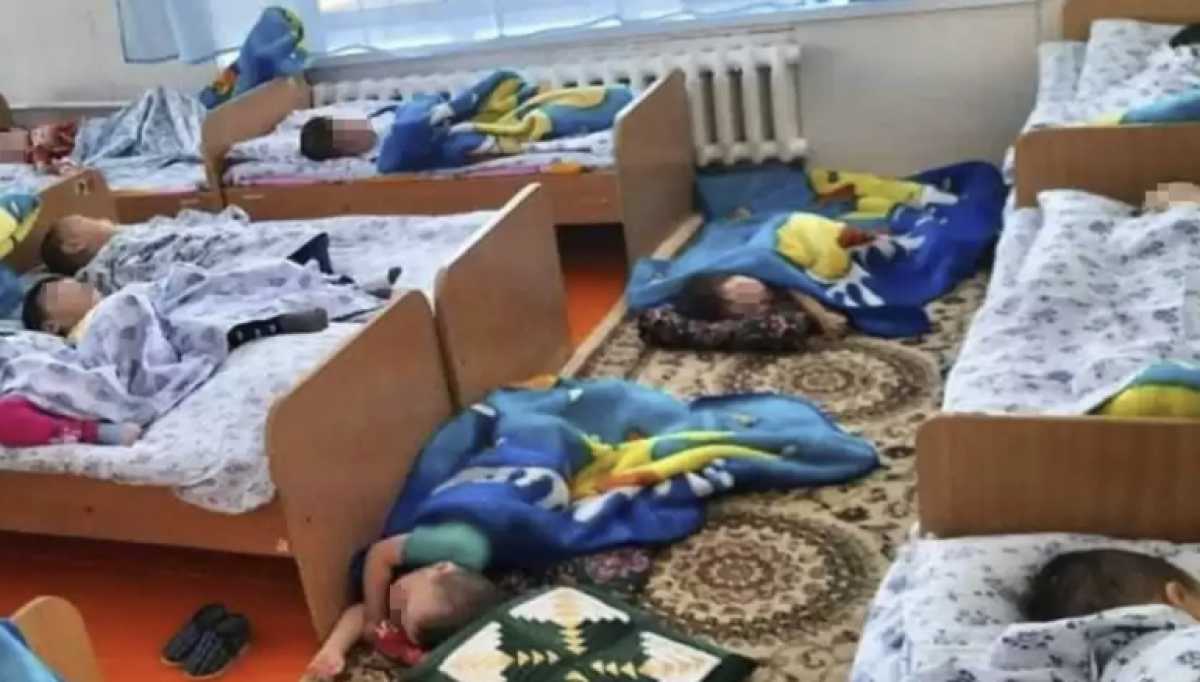 Дети лежат на полу в детсадах Кызылординской области