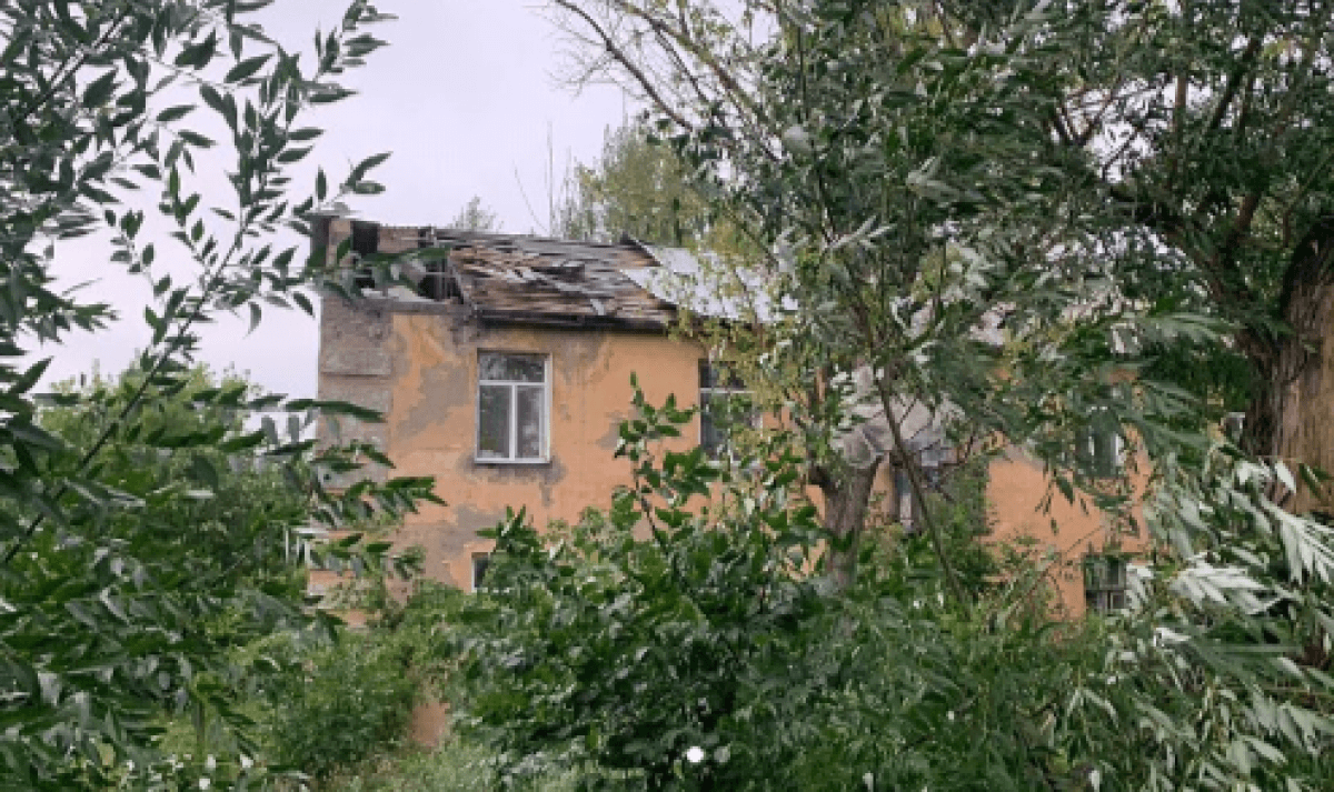 Крыши с домов и учреждений посрывало ветром в Карагандинской области