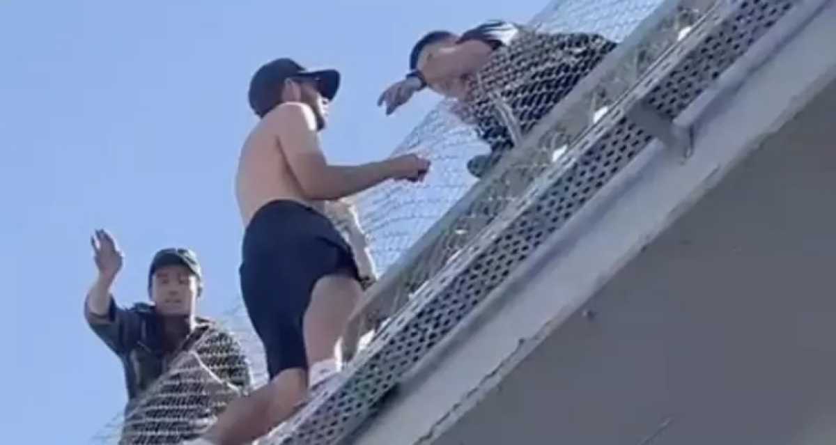 Мужчина после ссоры с девушкой пытался спрыгнуть с моста БАКАД
