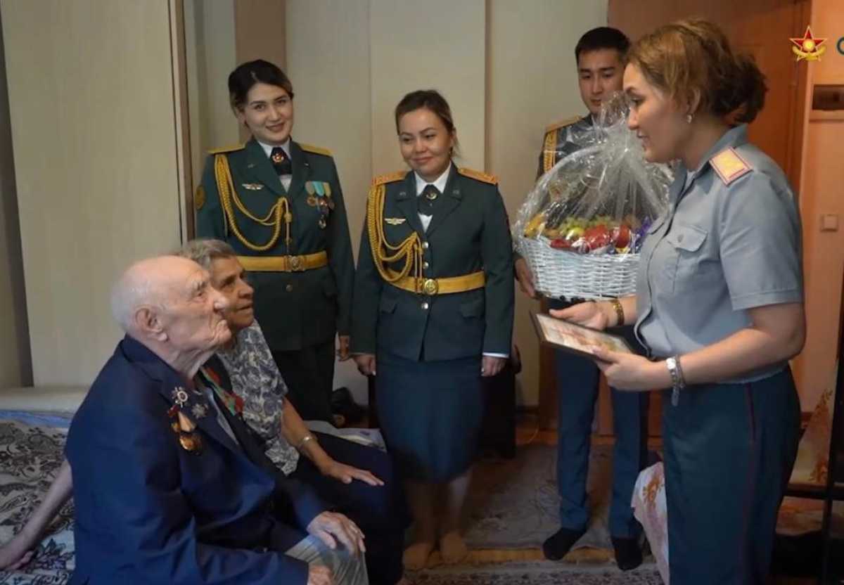 Военнослужащие Вооруженных сил поздравили ветерана Великой Отечественной войны