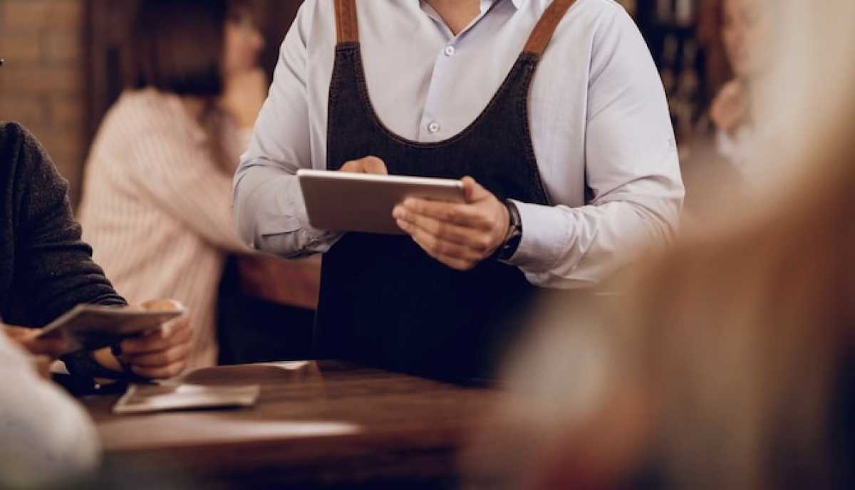 В Астане официант рестобара брал оплату у посетителей на свой счёт