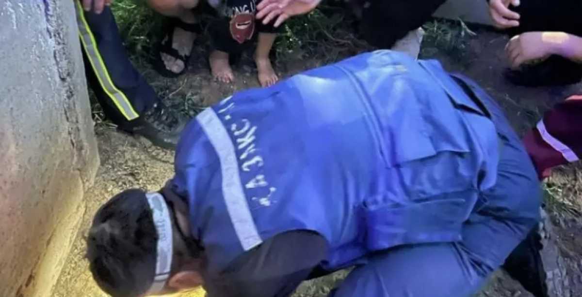 Трёхлетний ребёнок застрял в яме в Уральске