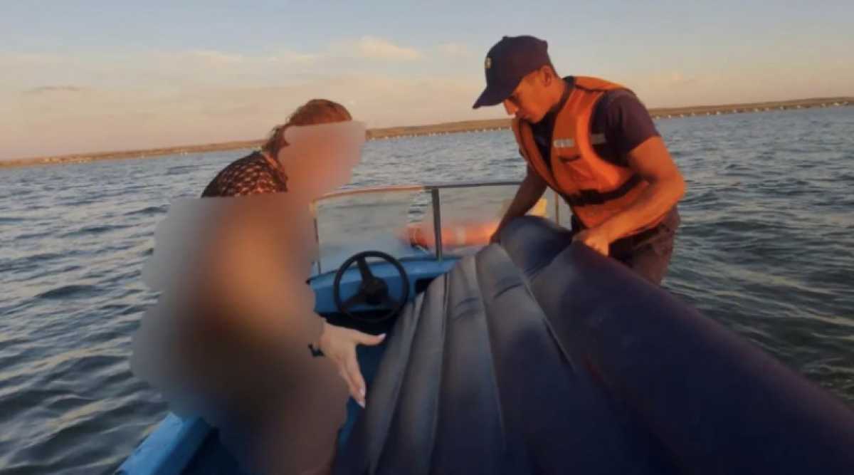 Женщину на надувном матрасе унесло от берега в ЗКО