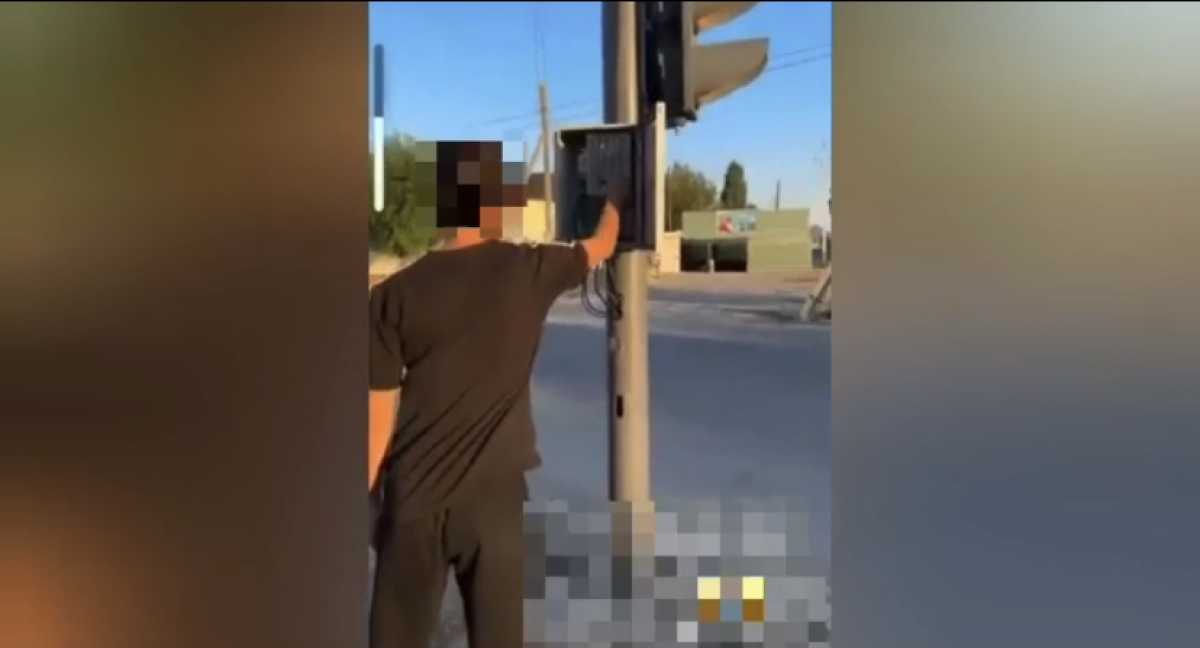 В Туркестанской области оштрафовали родителей подростков, игравших со светофором