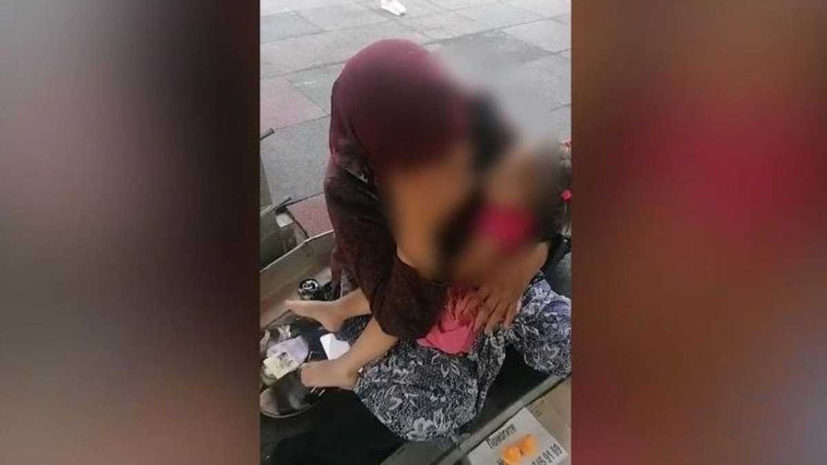 Женщину наказали за попрошайничество с ребёнком на руках в Усть-Каменогорске
