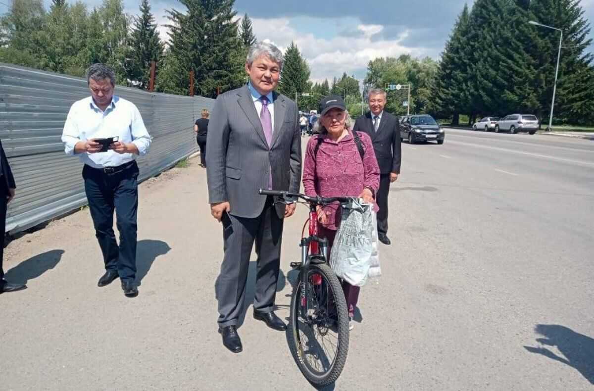 Жительница Риддера на велосипеде догнала кортеж акима, чтобы задать вопрос
