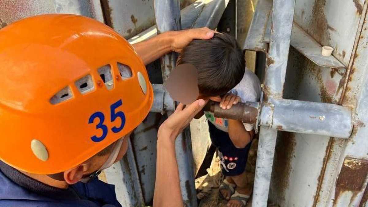 Шестилетний ребёнок застрял в металлическом заборе в ЗКО