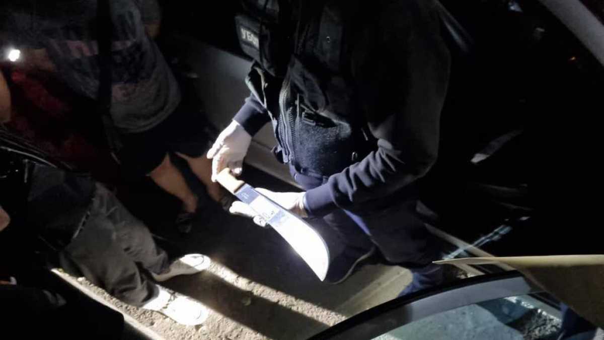 В ВКО вымогатели вывезли мужчину за город и отобрали 800 тысяч тенге, два смартфона и Mеrcedes-Benz