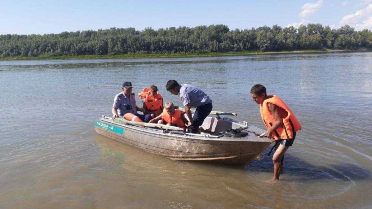 Двоих детей вызволили с берега Иртыша в Павлодарской области