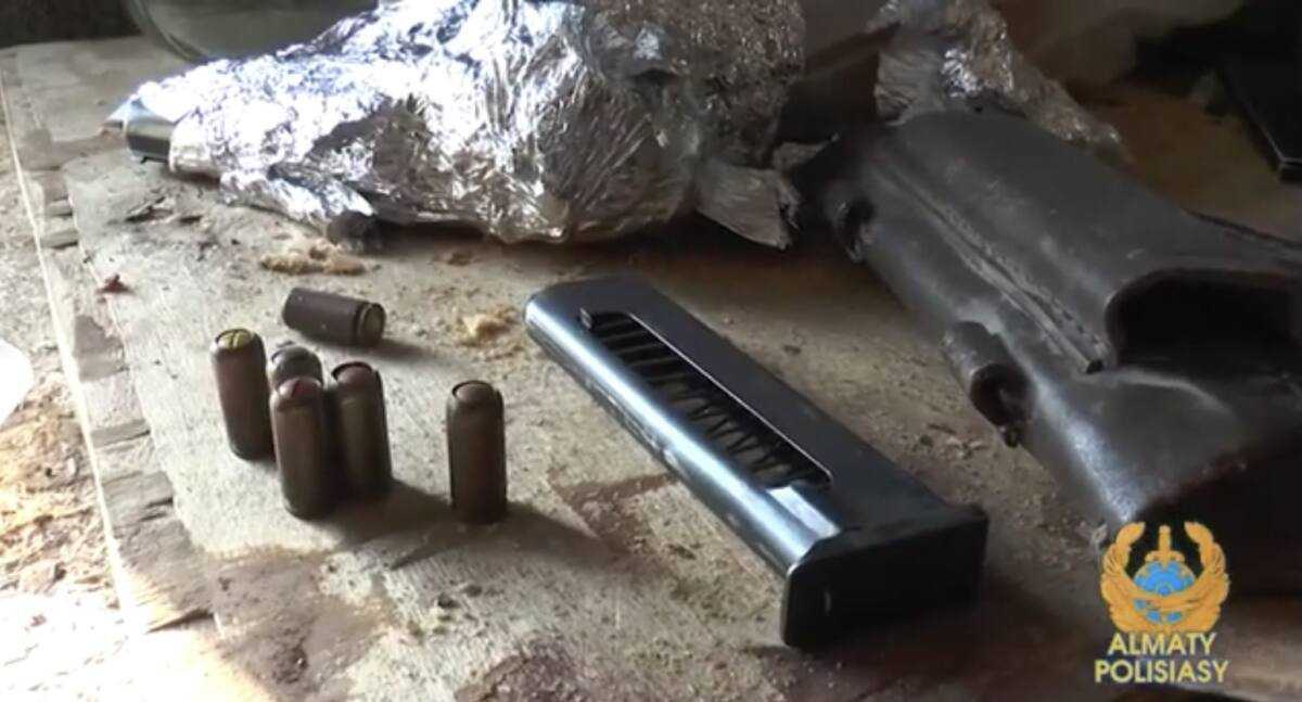 Оружие, боеприпасы и наркотики нашли в доме жителя Алматы