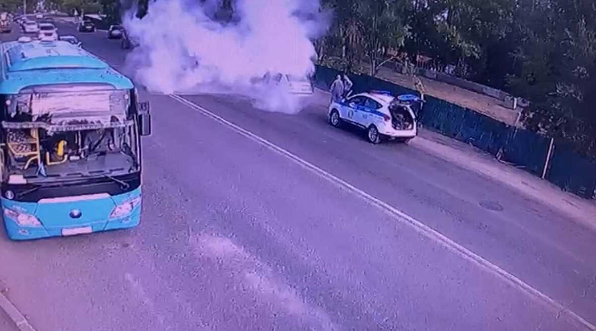 Автомобиль загорелся на дороге в Караганде