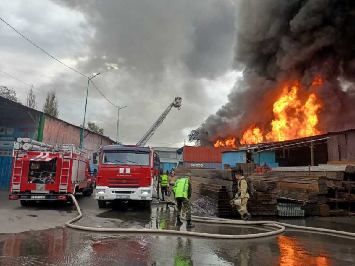 Крупный пожар в районе барахолки в Алматы потушен