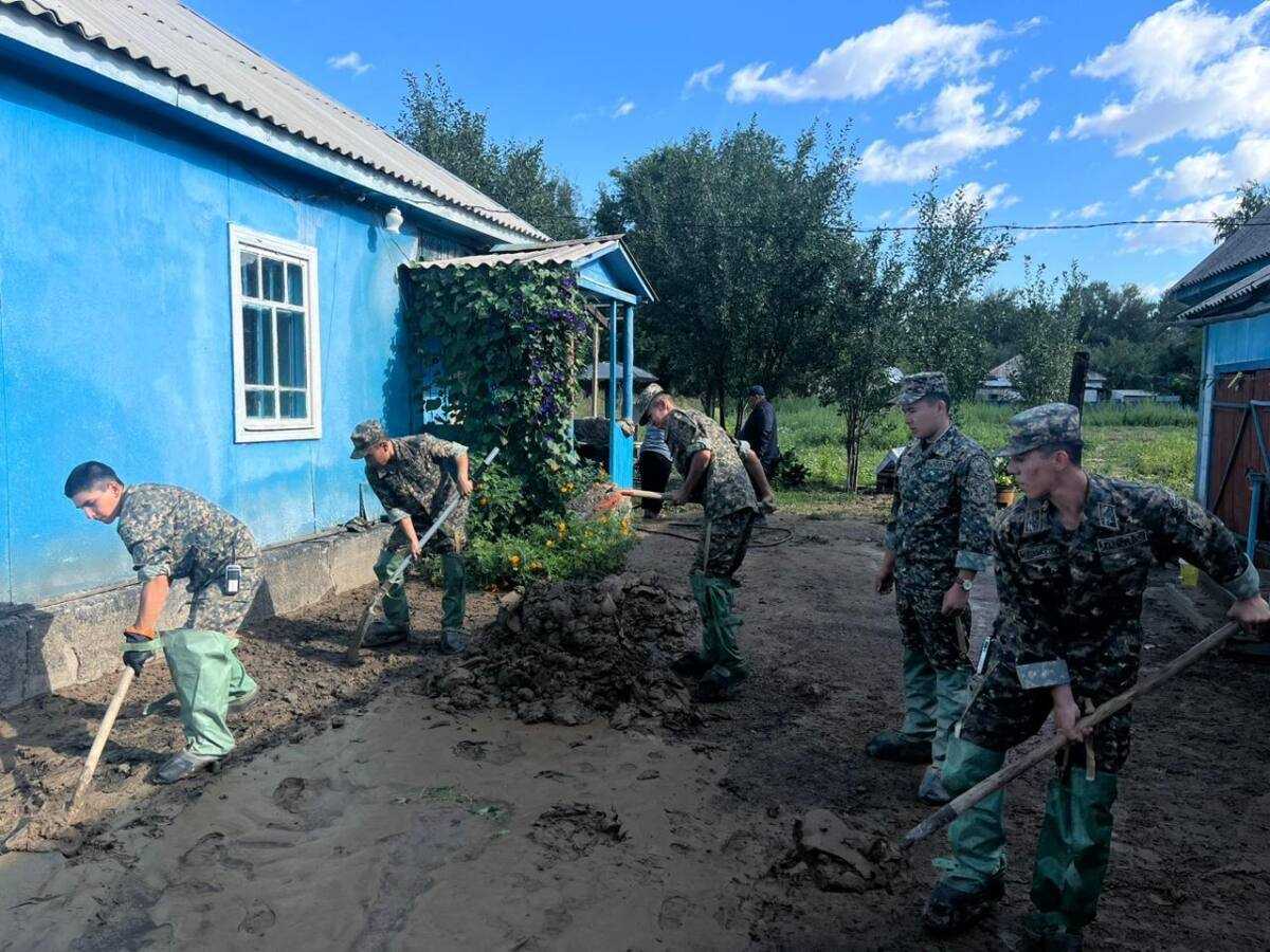 Гвардейцы пришли на помощь пострадавшим жителям в Жетысуской области