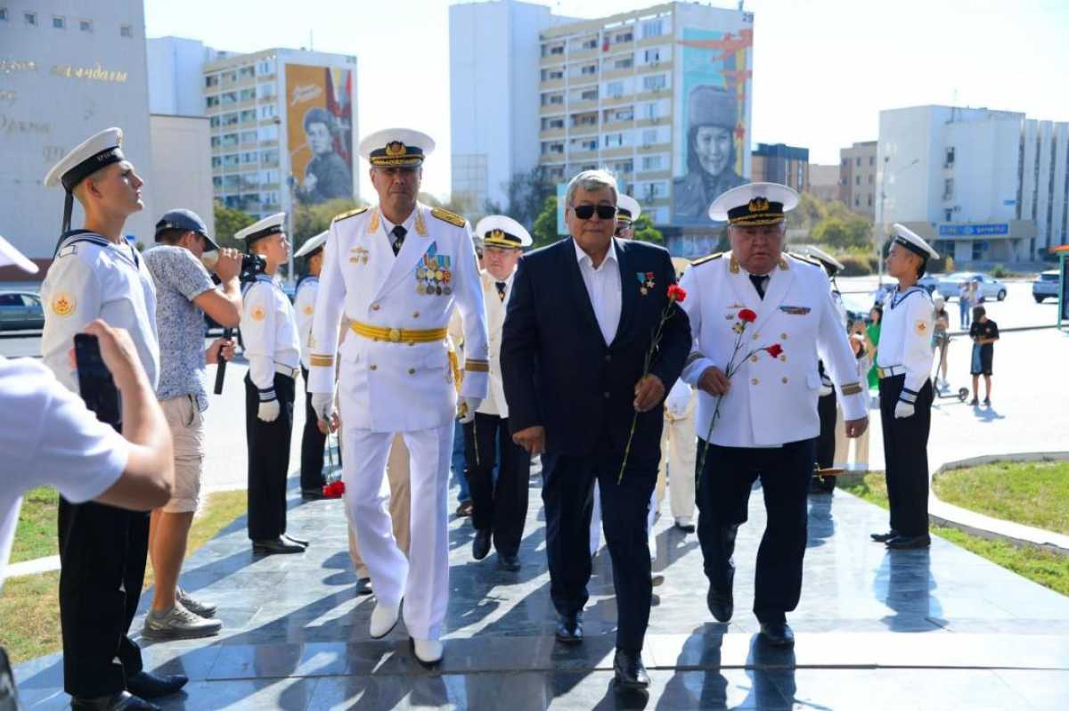 Воины Военно-морских сил приветствовали актаусцев салютом