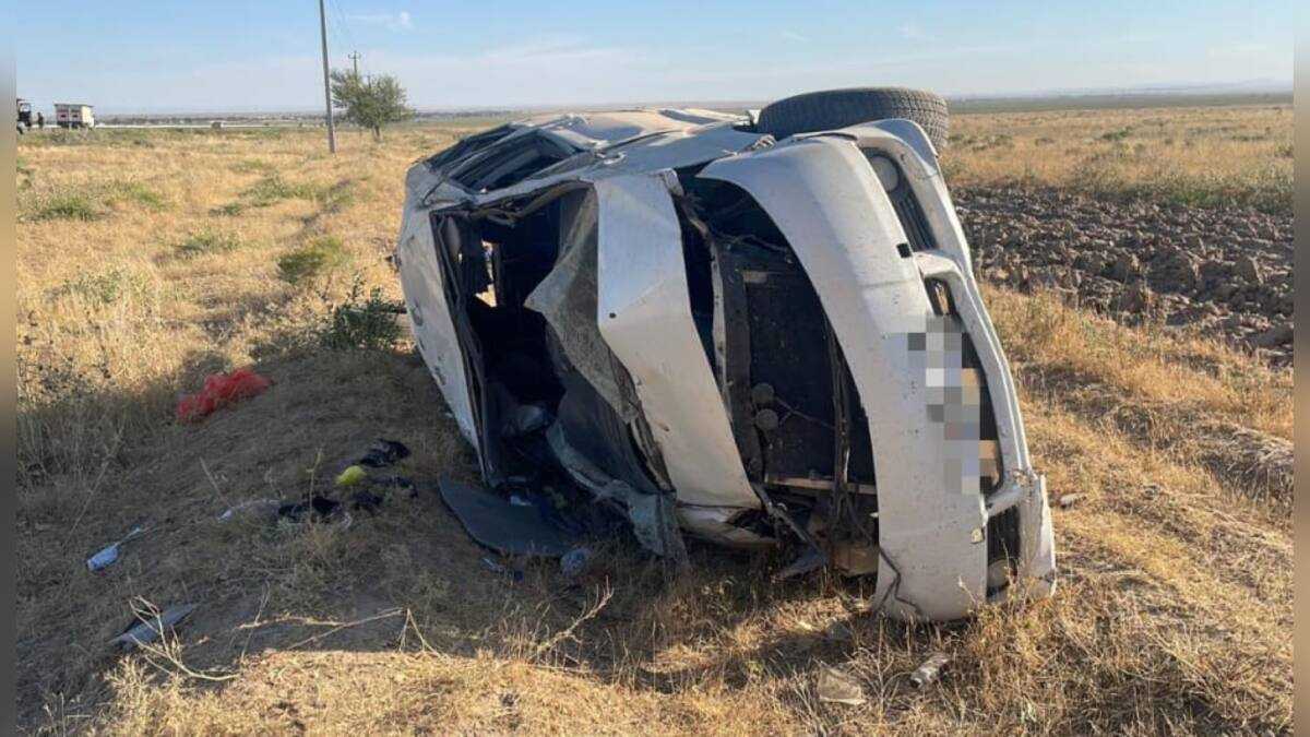 Лопнуло колесо: три человека погибли после опрокидывания авто на трассе в Туркестанской области
