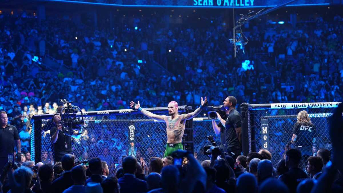 Нокаутом завершился чемпионский бой на UFC 292