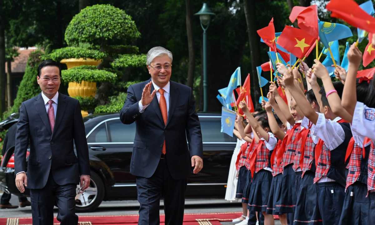 Президент Вьетнама торжественно встретил Токаева - фото