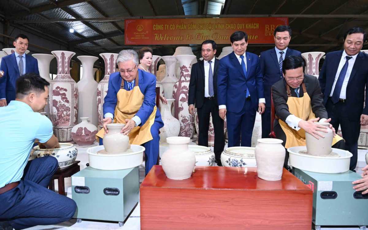 Президенты Казахстана и Вьетнама посетили керамическую деревню