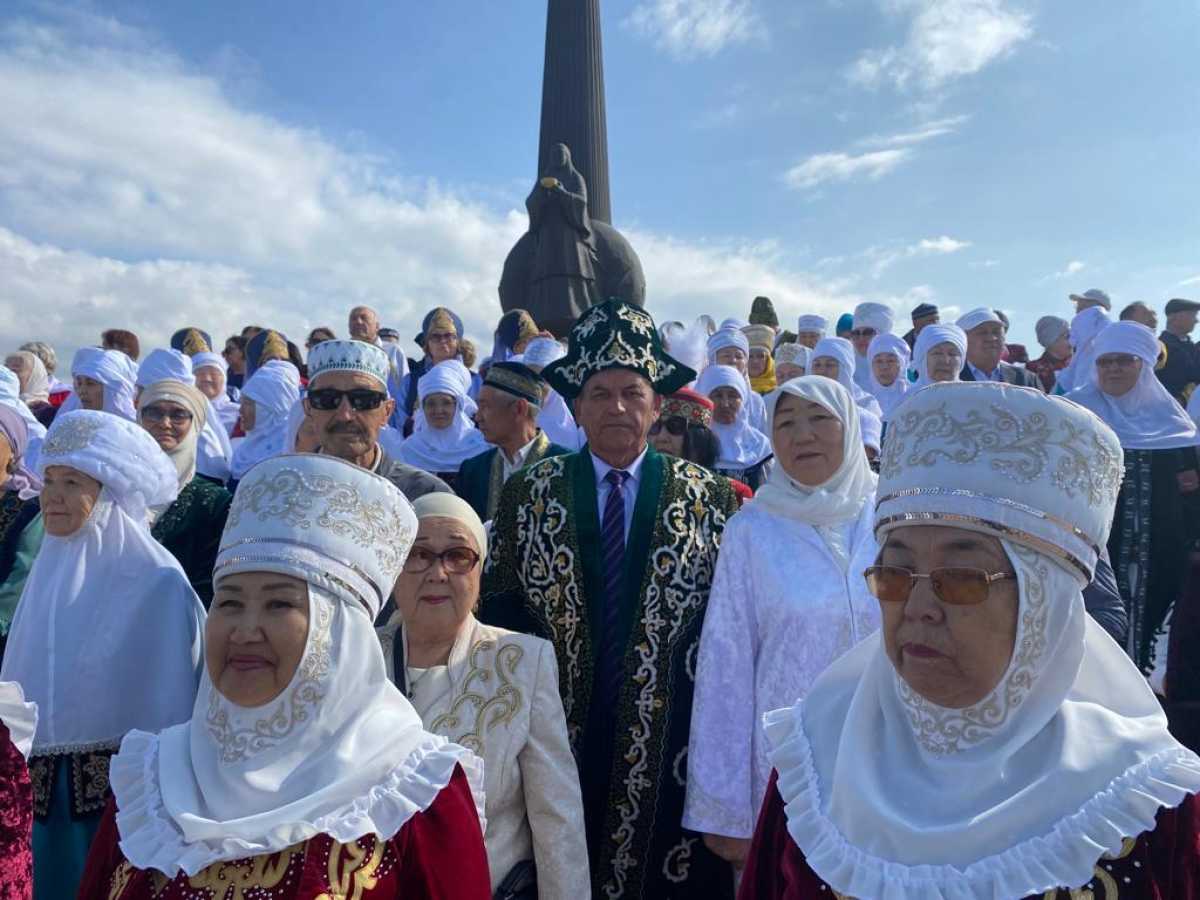 Не отстают от молодежи. Пожилые астанчане провели флешмоб