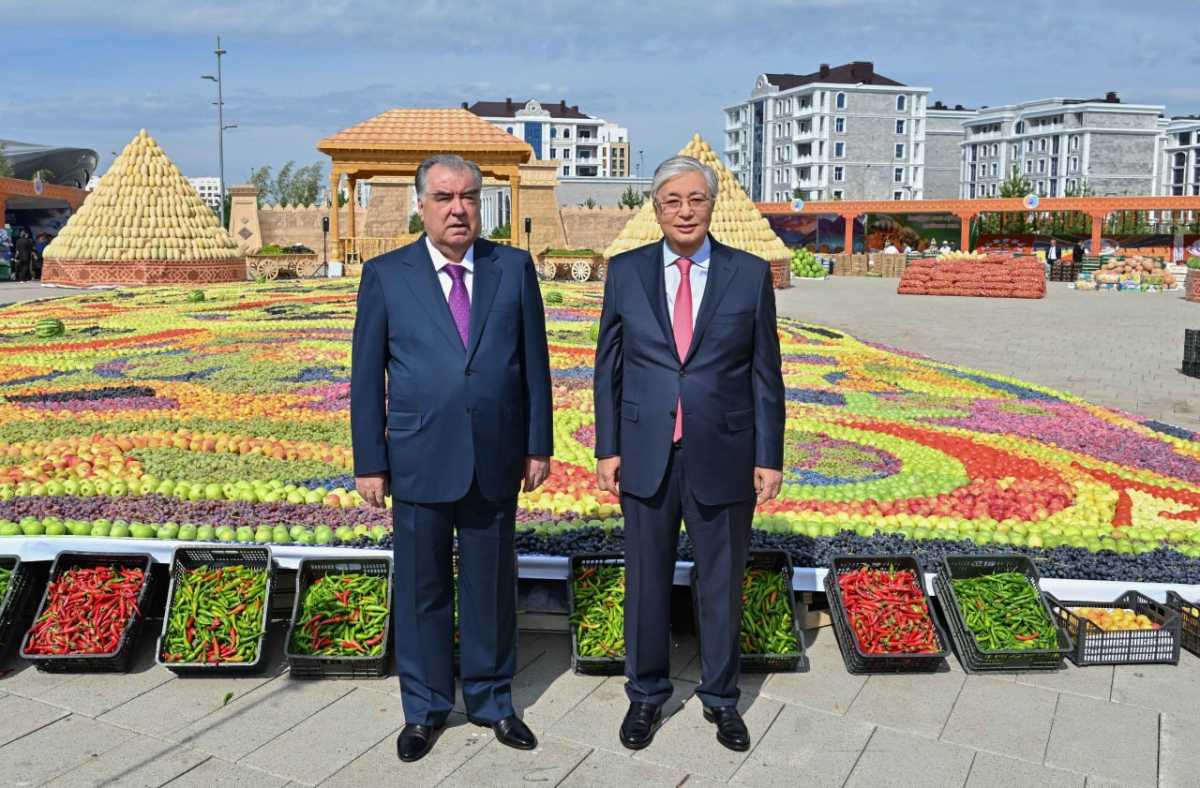 Токаев и Рахмон осмотрели выставку-ярмарку товаров Таджикистана
