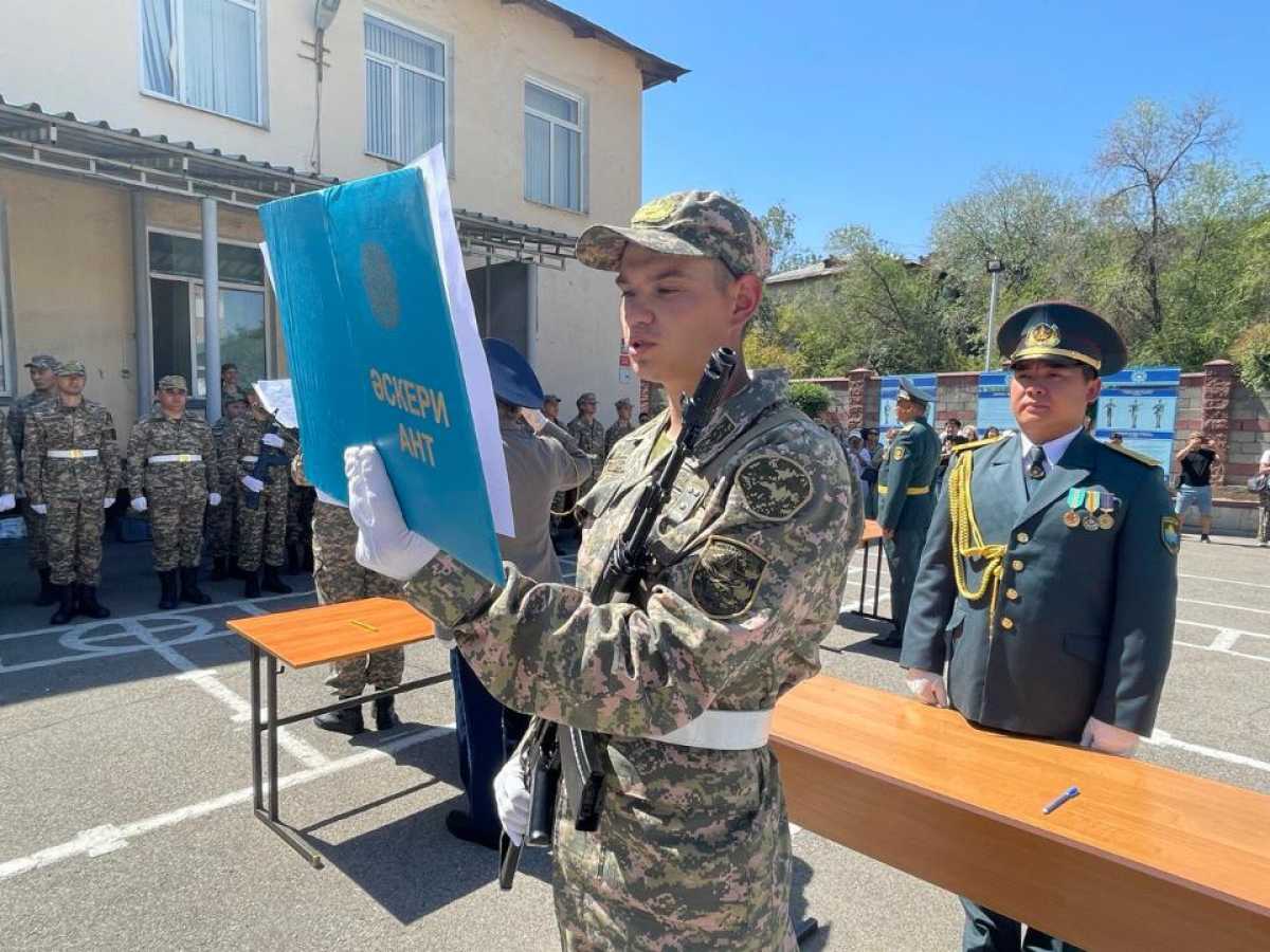 Курсантов военно-технической школы в Алматы привели к Военной присяге