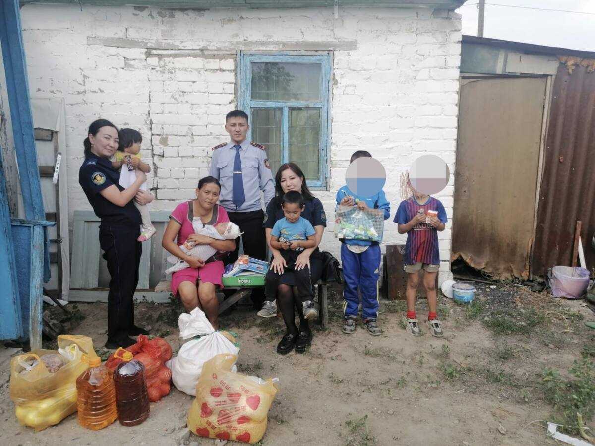 Гуманитарную помощь оказали сотрудники колонии семье сгоревшего дома в Абайской области