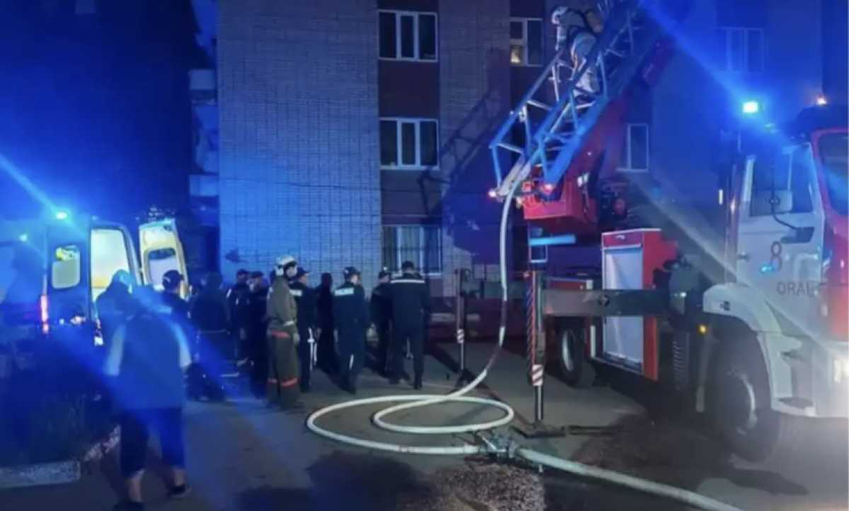 Два человека погибли при пожаре в многоэтажке в Уральске
