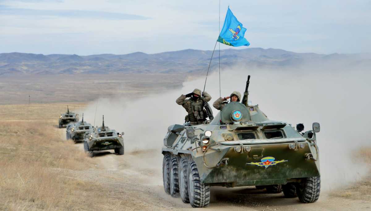 Президент Казахстана поручил обеспечить армию бронетехникой и беспилотниками