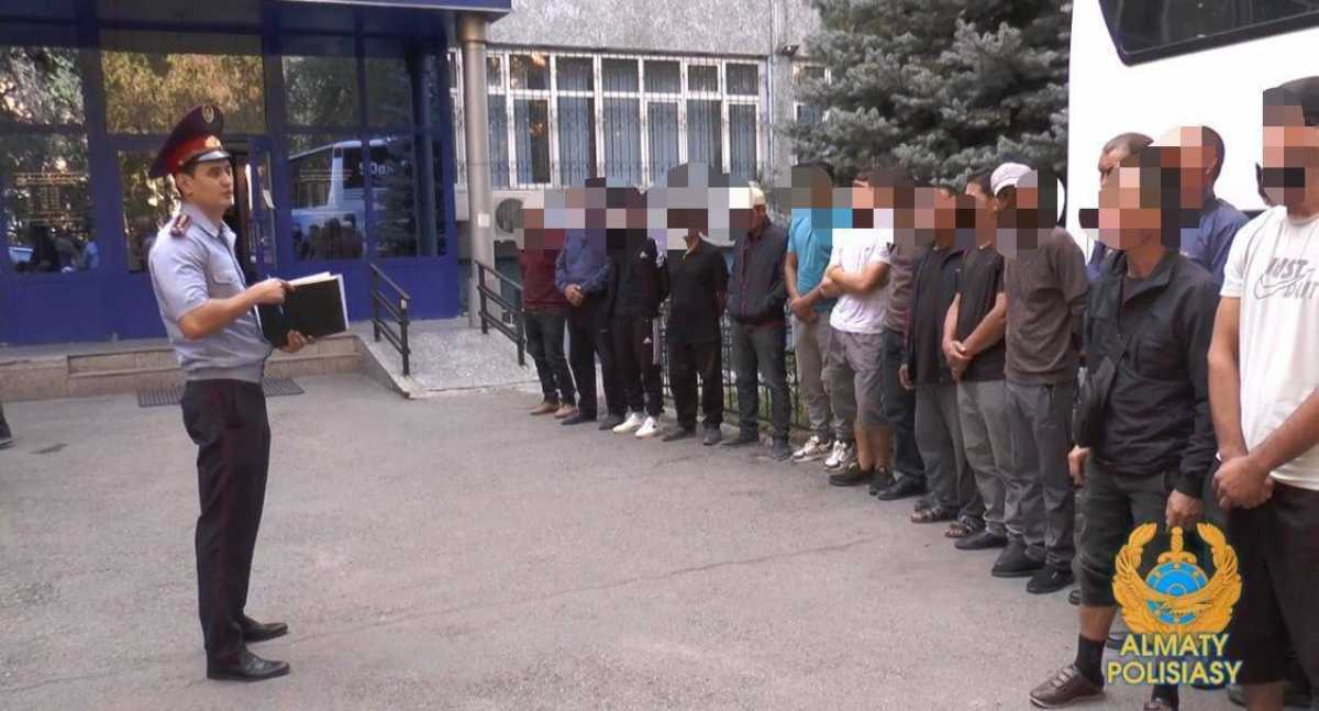 В Алматы до границы транспортировали 30 иностранцев